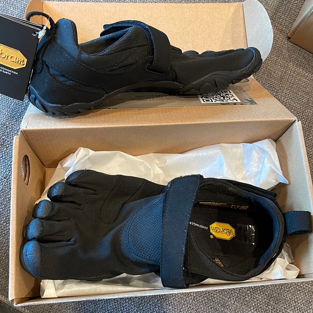 Vibram Eu 41. Only tried on. Just a bit too small for me. My loss your gain.